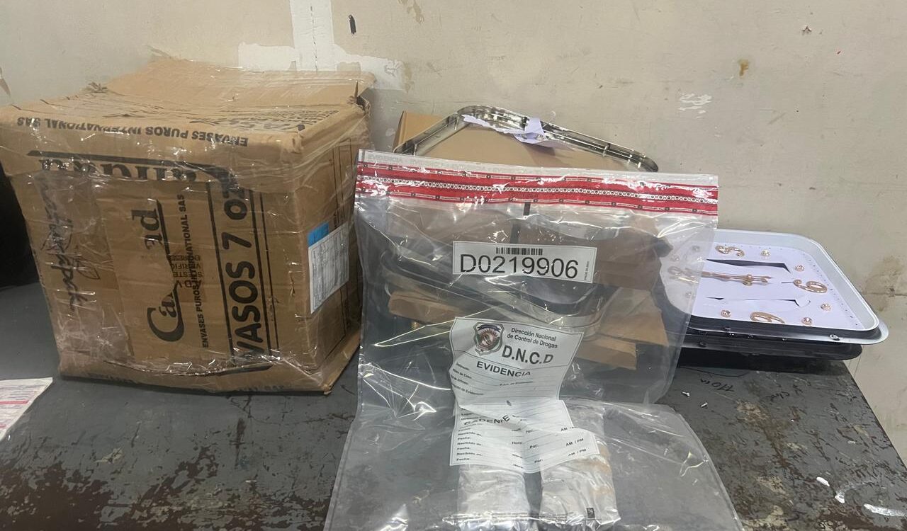 DNCD frustra envío de cocaína a EE. UU. oculta en reloj de pared