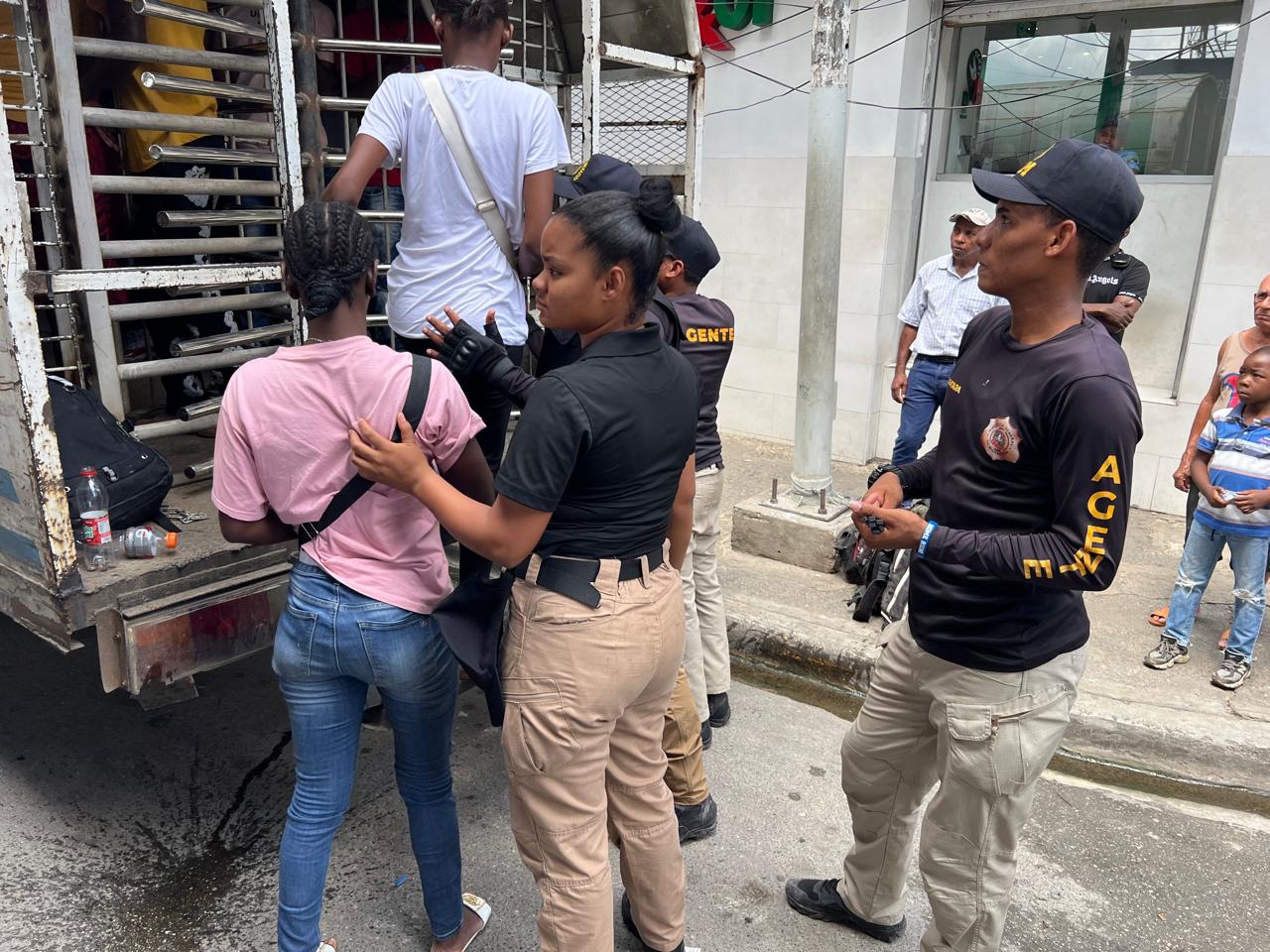 Más de 1,900 migrantes haitianos en situación irregular fueron detenidos por la DGM en operativos coordinados en el país