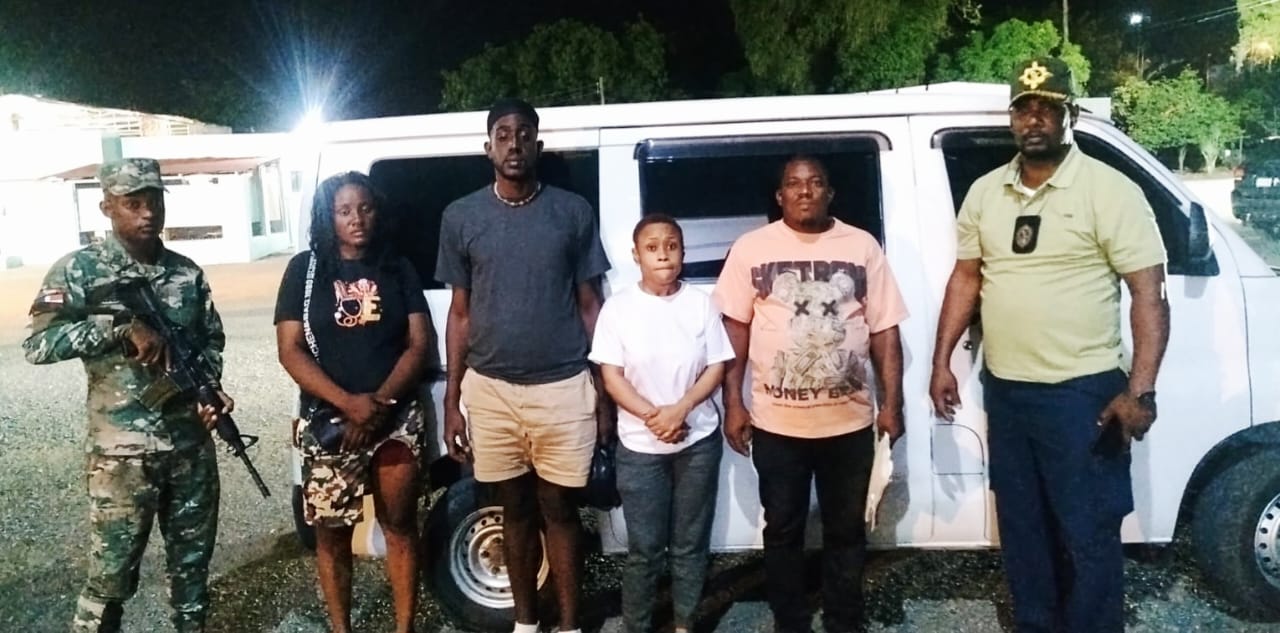 Arrestan haitiano llevaba en un minibús a otros compatriotas indocumentados en Azua