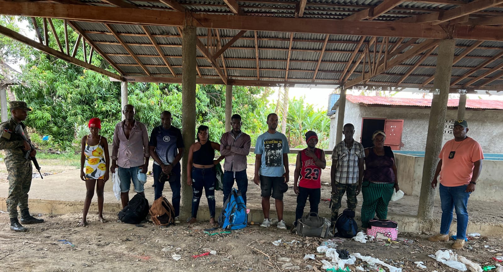 Encuentran grupo de indocumentados ocultos en un lavadero de guineos en Montecristi