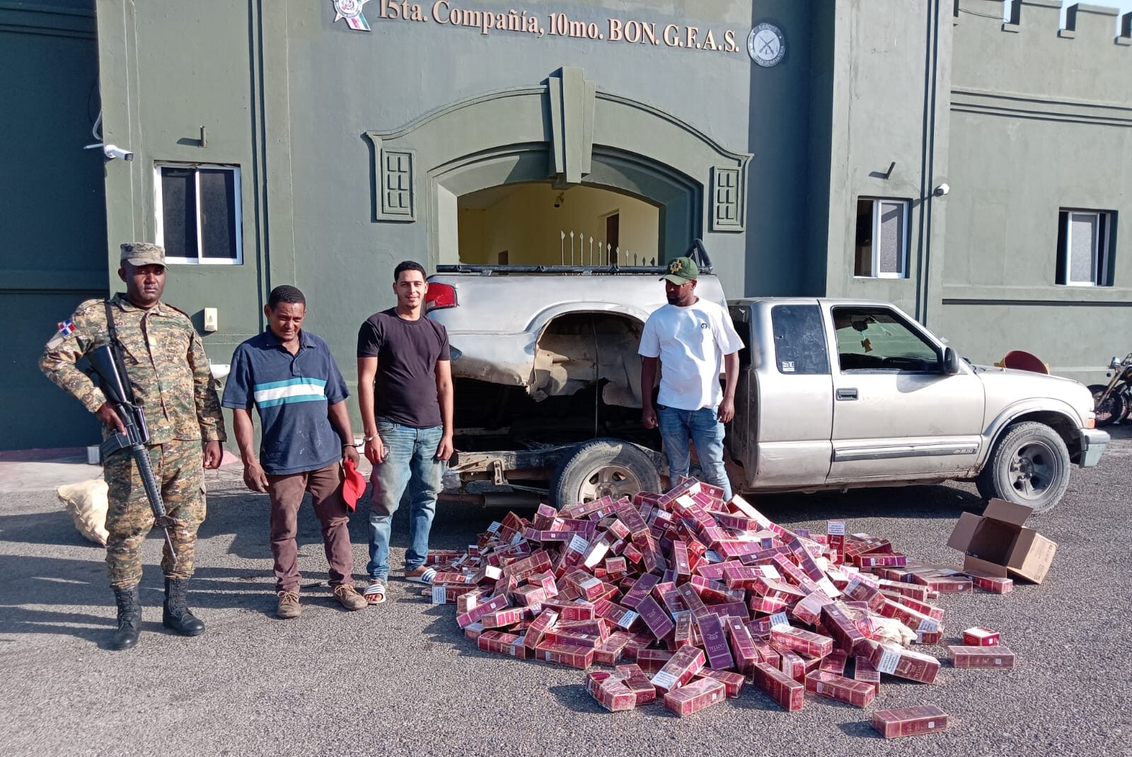 Descubren contrabando de más 38 mil cigarrillos ocultos entre el chasis y cama de una camioneta en Montecristi