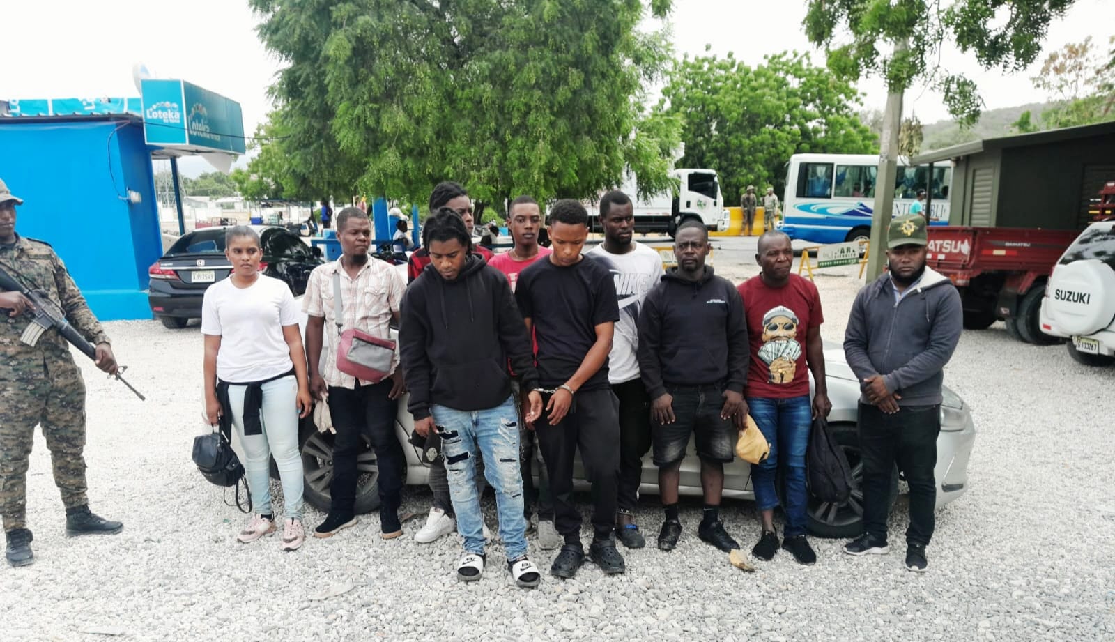 Apresan indocumentados que se encontraban en el baúl de una jeepeta en Azua