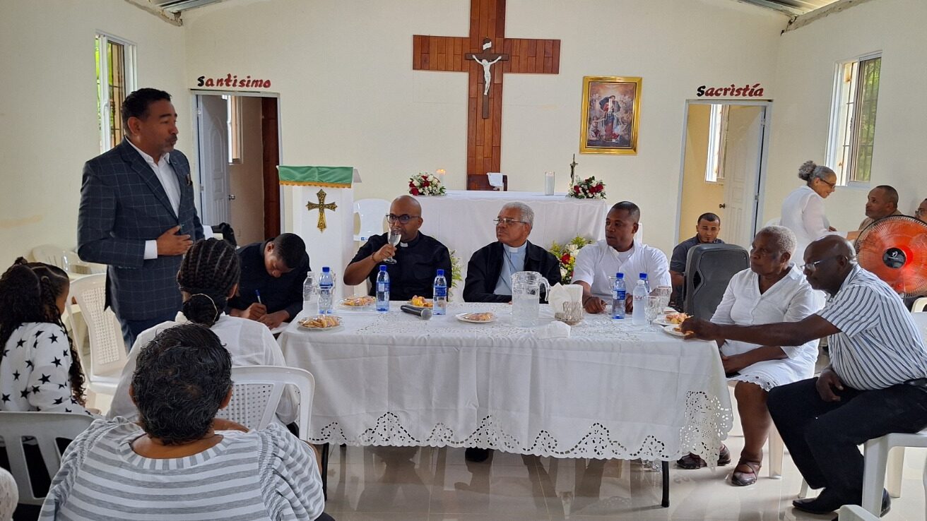 Francisco Ozoria Arzobispo de SD visita parroquia Espíritu Santo; llama a fortalecer la fe en Cristo