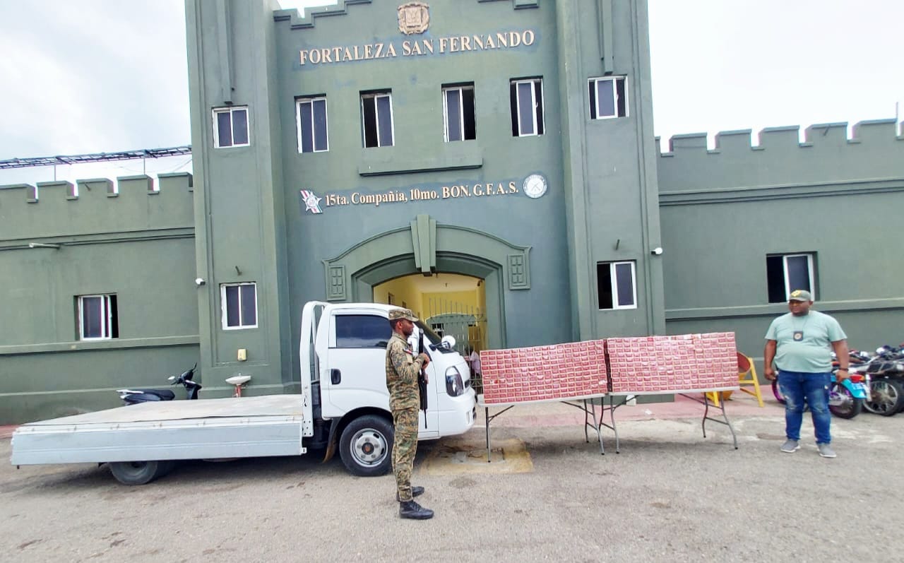 Más de 70 mil cigarrillos ilícitos fueron ocupados bajo el falso piso de un camión en Montecristi