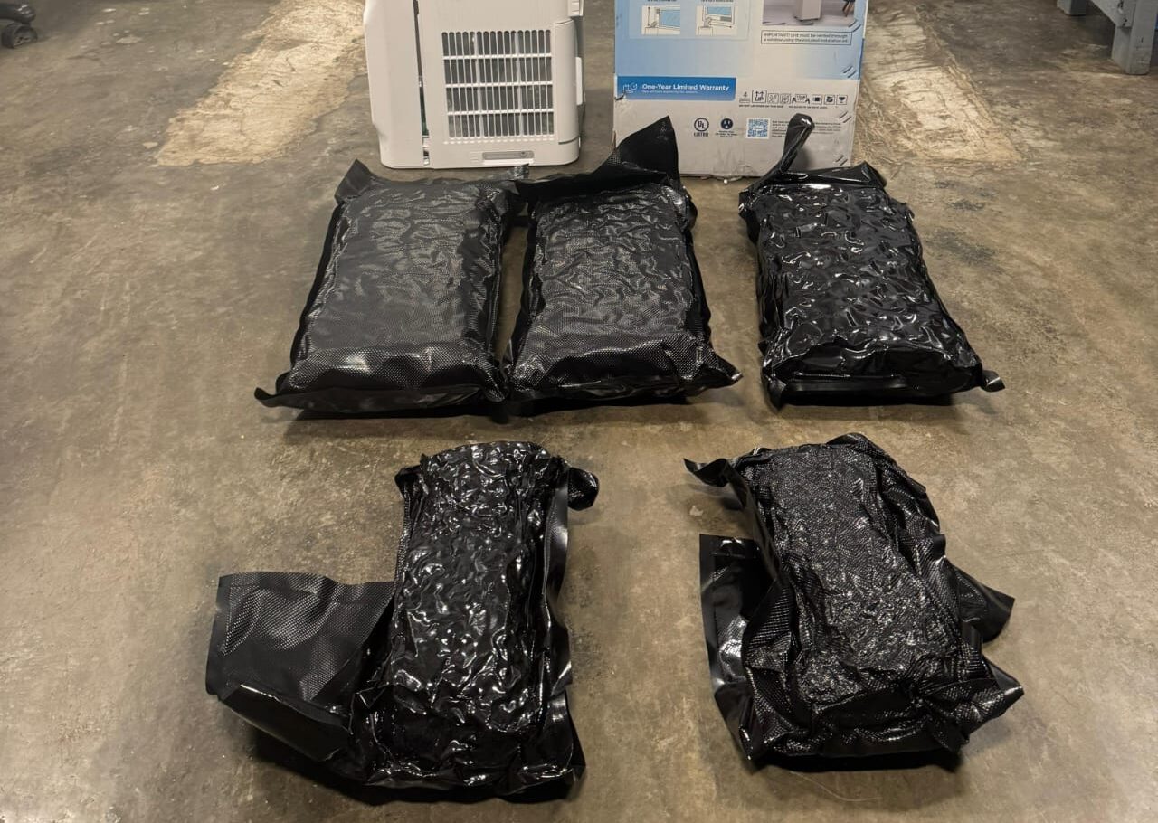 DNCD incauta aire acondicionado portátil repleto de paquetes de marihuana