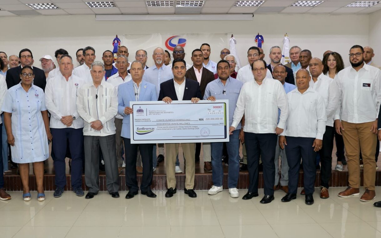 Ministro Kelvin Cruz entrega 220 millones para la preparación de atletas para los Juegos Santo Domingo 2026