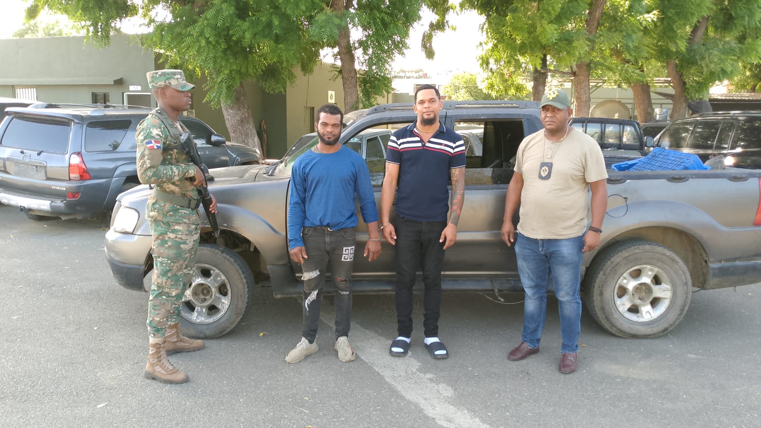 Ejército detiene a dos hombres que escondían contrabando de 10,000 cigarrillos en Valverde