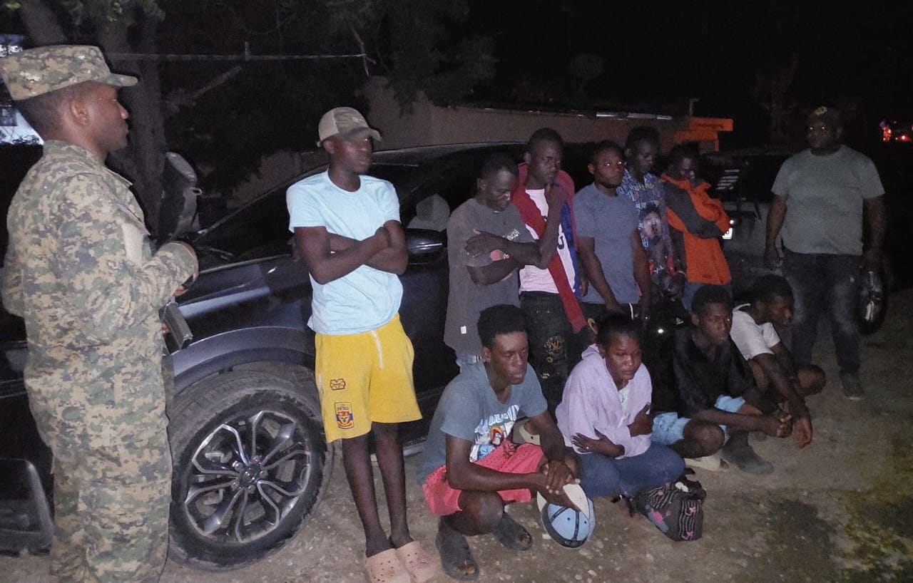 Detienen 12 migrantes indocumentados en jeepeta en Montecristi