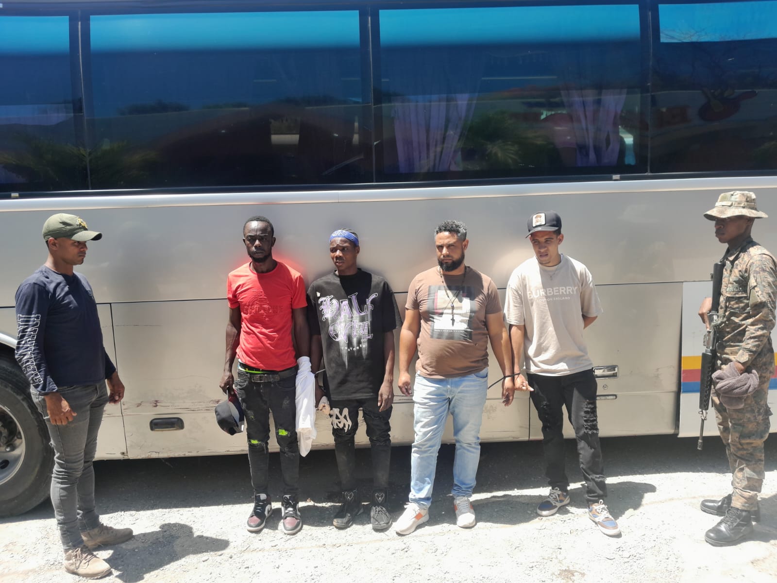 Chofer y cobrador fueron detenidos por ocultar indocumentados en compartimento del piso de autobús