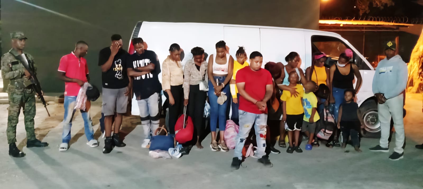 Un grupo de 14 migrantes indocumentados fue detenido en una miniván cerrada en Valverde