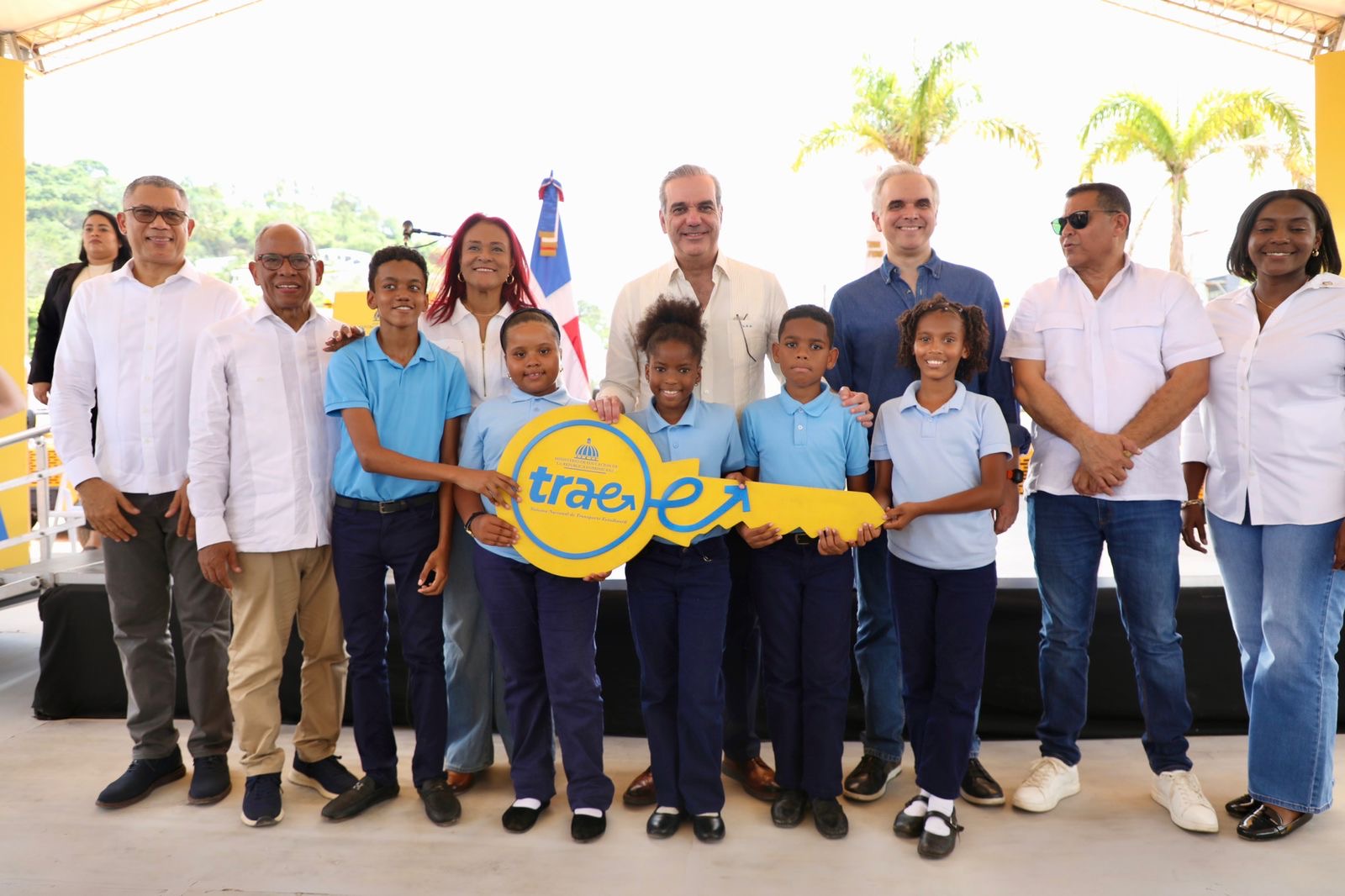 Con la alegría de cientos de niños, presidente Luís Abinader pone en marcha el Sistema Nacional de Transporte Estudiantil (TRAE) en Samaná