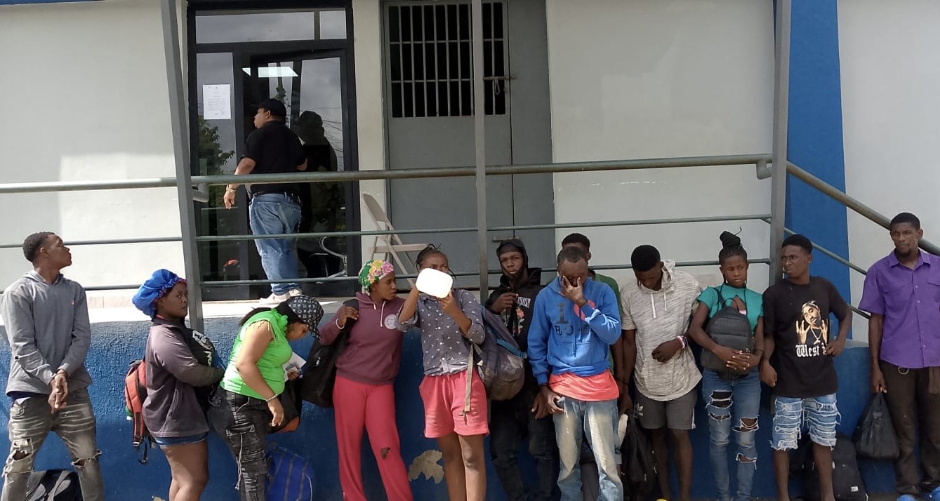 Ejército detiene 20 indocumentados durante vigilancia nocturna con drones en Dajabón