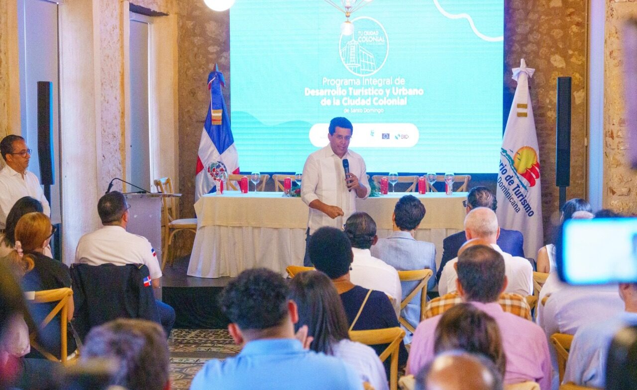 David Collado emplaza a contratistas por retrasos en obras de la Ciudad Colonial y exige cumplimiento inmediato