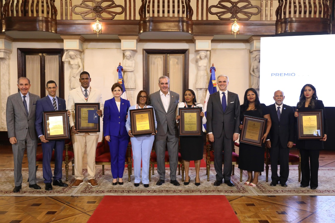 Presidente Abinader entrega a tres profesores el Premio a la Excelencia Magisterial 2025