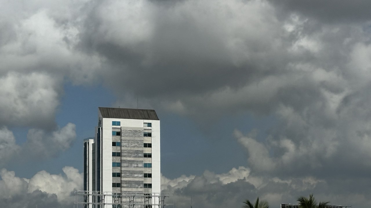 Cielo grisáceo y aguaceros vespertinos hacia el interior del país