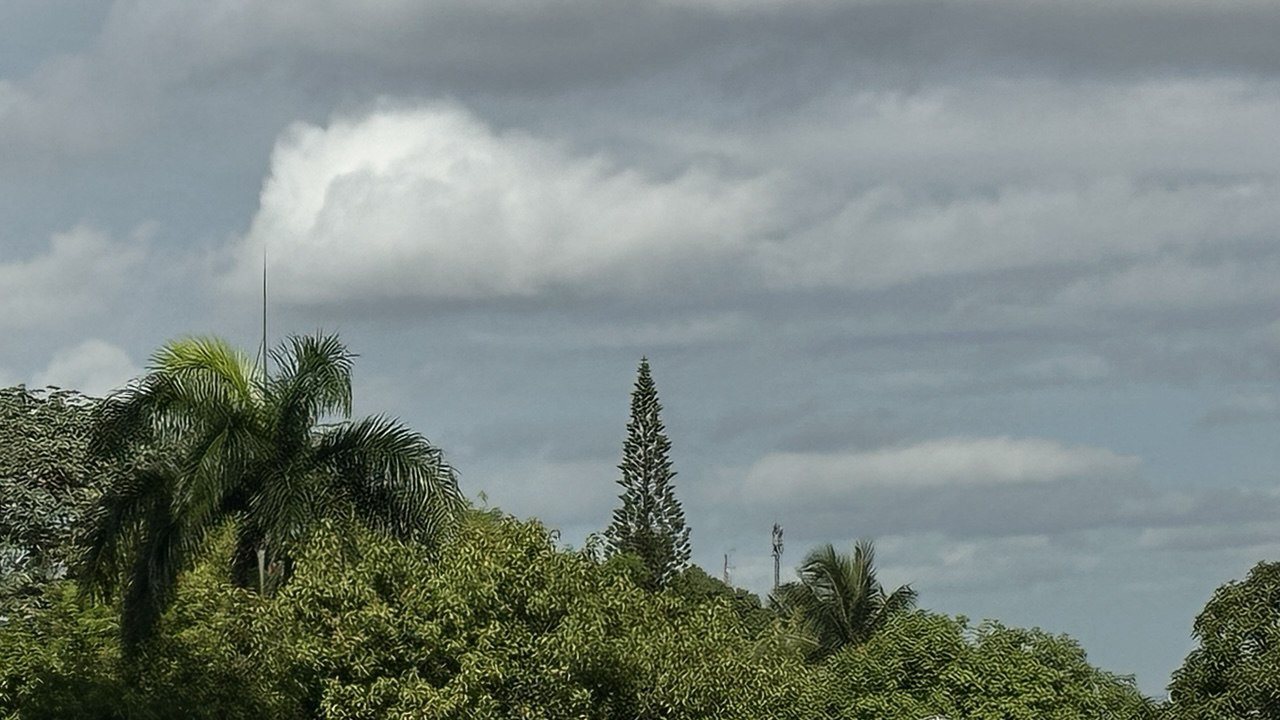 Aguaceros y tronadas esta tarde en algunas provincias; continúa el calor y el polvo del Sahara