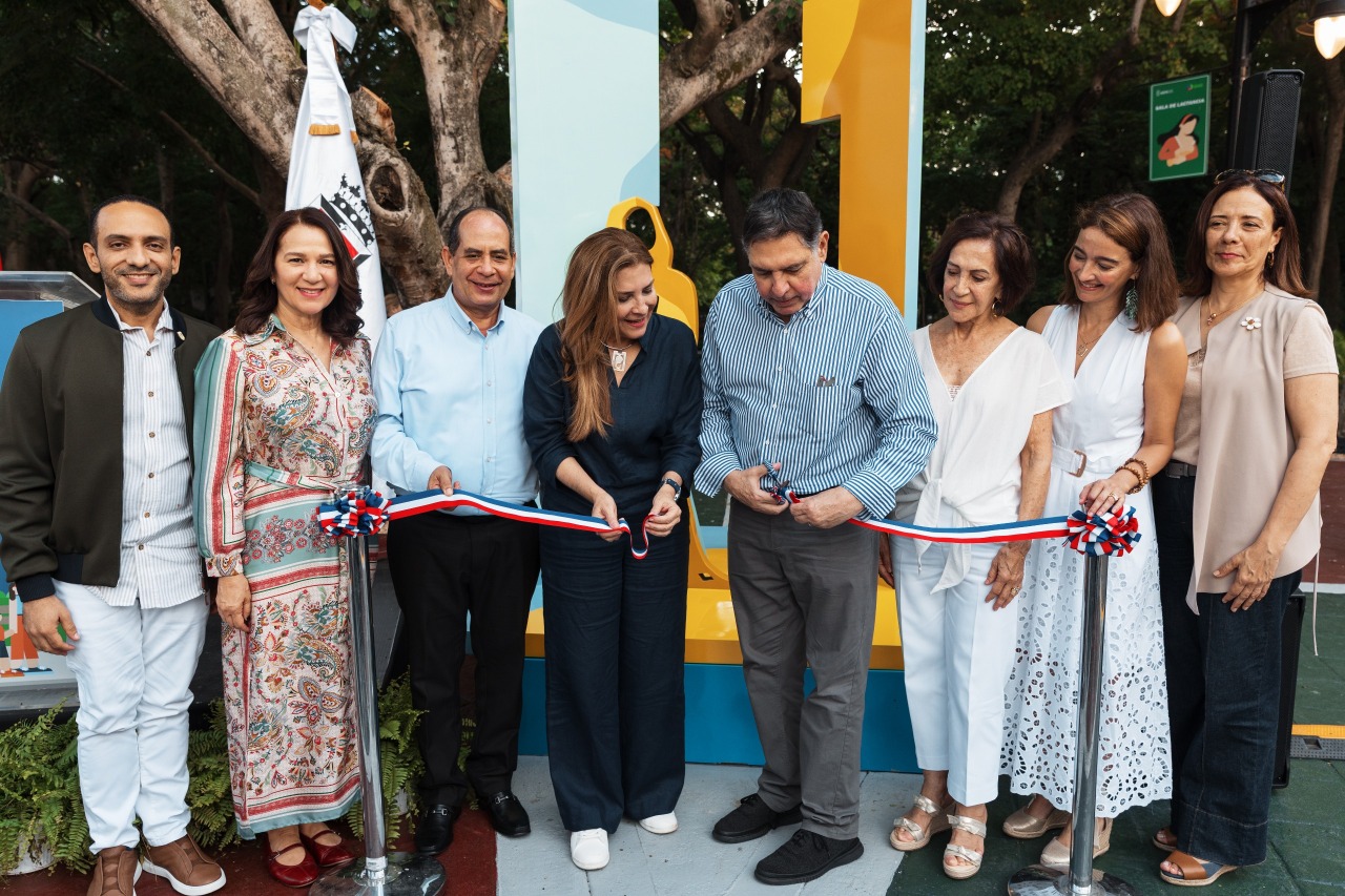 Carolina y Centro Cultural Amaya inauguran la escultura “Reto al Futuro”