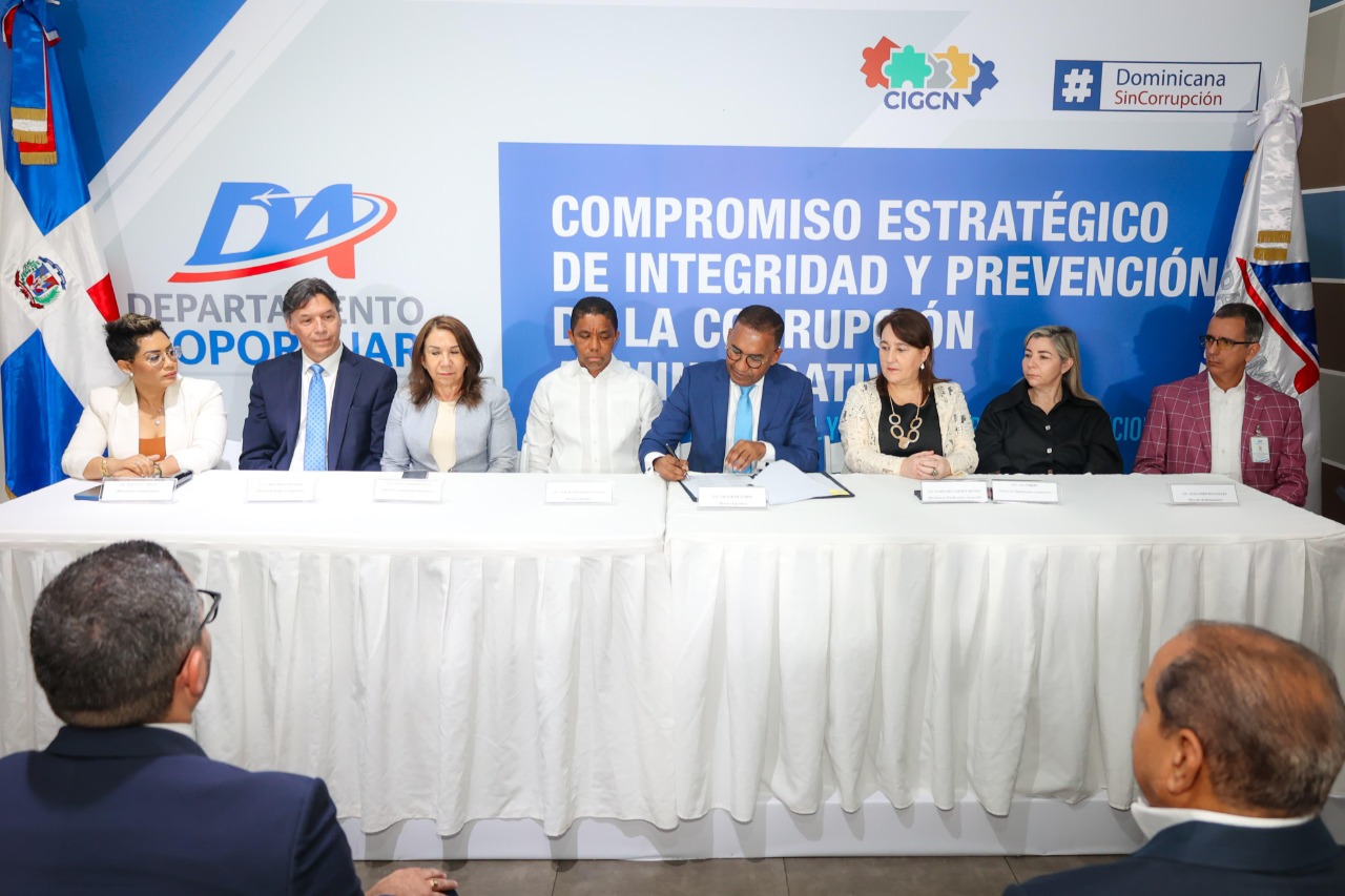Víctor Pichardo y funcionarios del DA ratifican mediante firma, compromiso con la ética, la integridad y la transparencia institucional