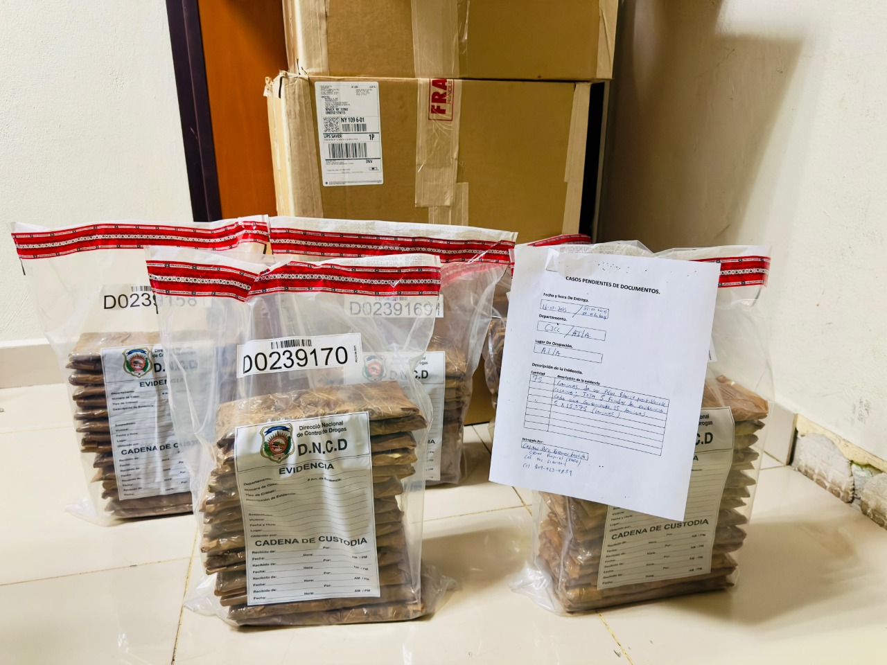 DNCD confisca 75 láminas de presunta cocaína ocultas en cajas de tabaco