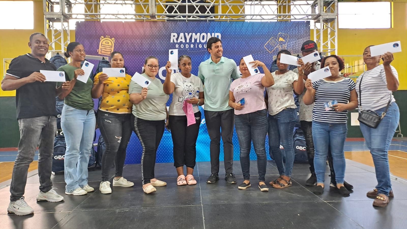 Raymond Rodríguez y Fundación GBC inician entrega de útiles escolares a miles de estudiantes del Distrito Nacional