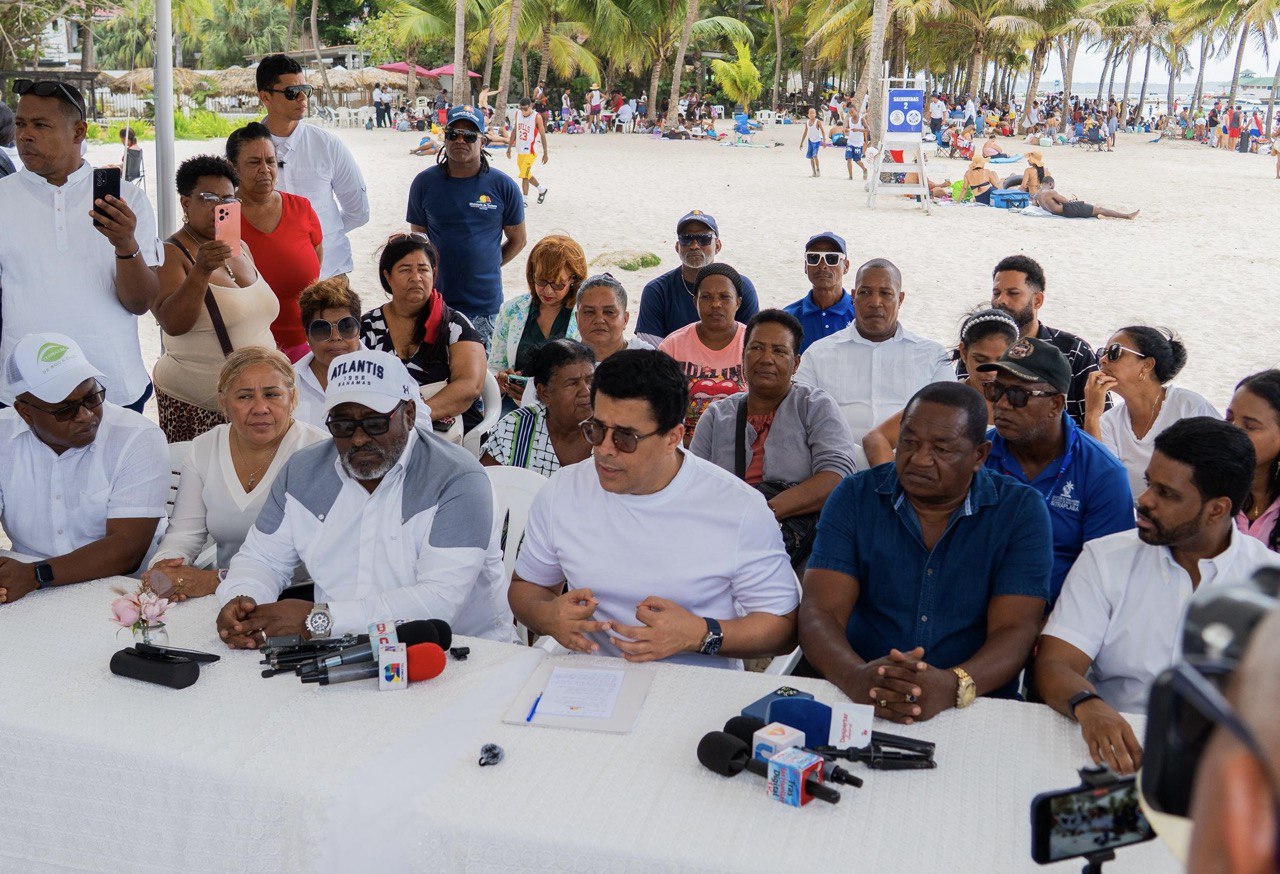 Collado firma acuerdo intervención Playa y Malecón de Boca Chica