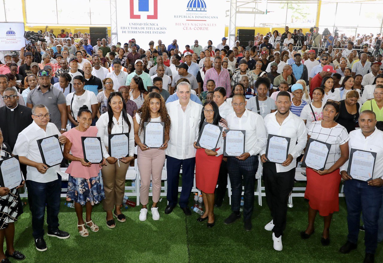 Presidente Abinader celebra cumpleaños entregando títulos de propiedad a 1,800 familias en el municipio de Quisqueya