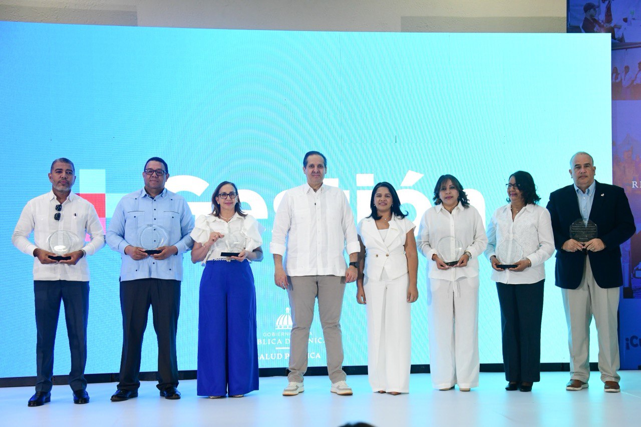 Ministro de Salud reconoce con Excelencia Institucional a direcciones provinciales y programas por su gestión destacada