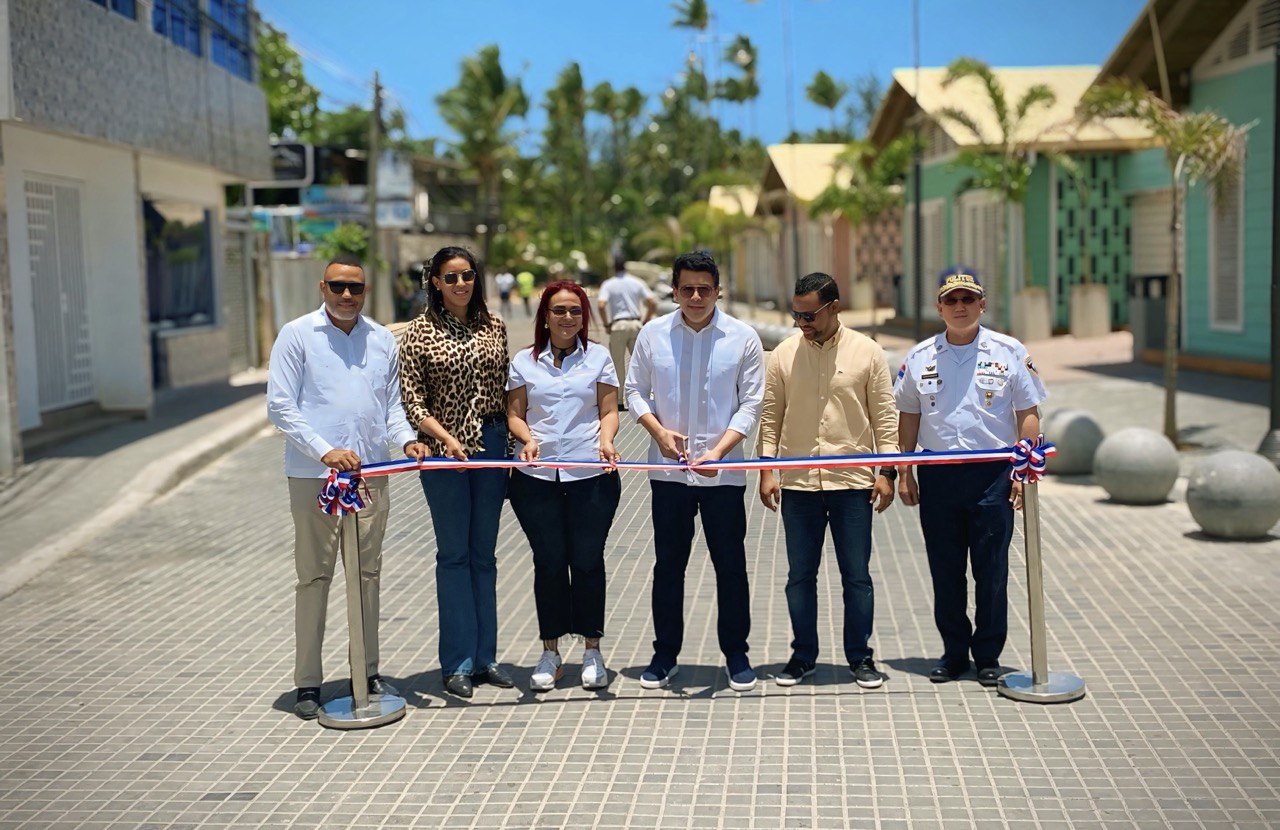 David Collado entrega renovada calle Caamaño Deñó en Las Terrenas con inversión de RD$30 millones