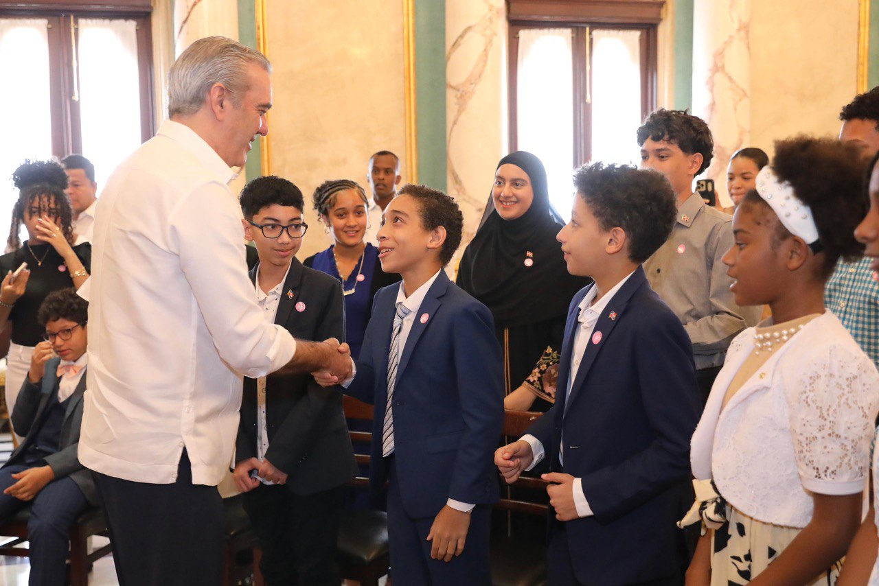 Presidente Abinader recibe y conversa con estudiantes destacados, hijos de dominicanos residentes en el exterior