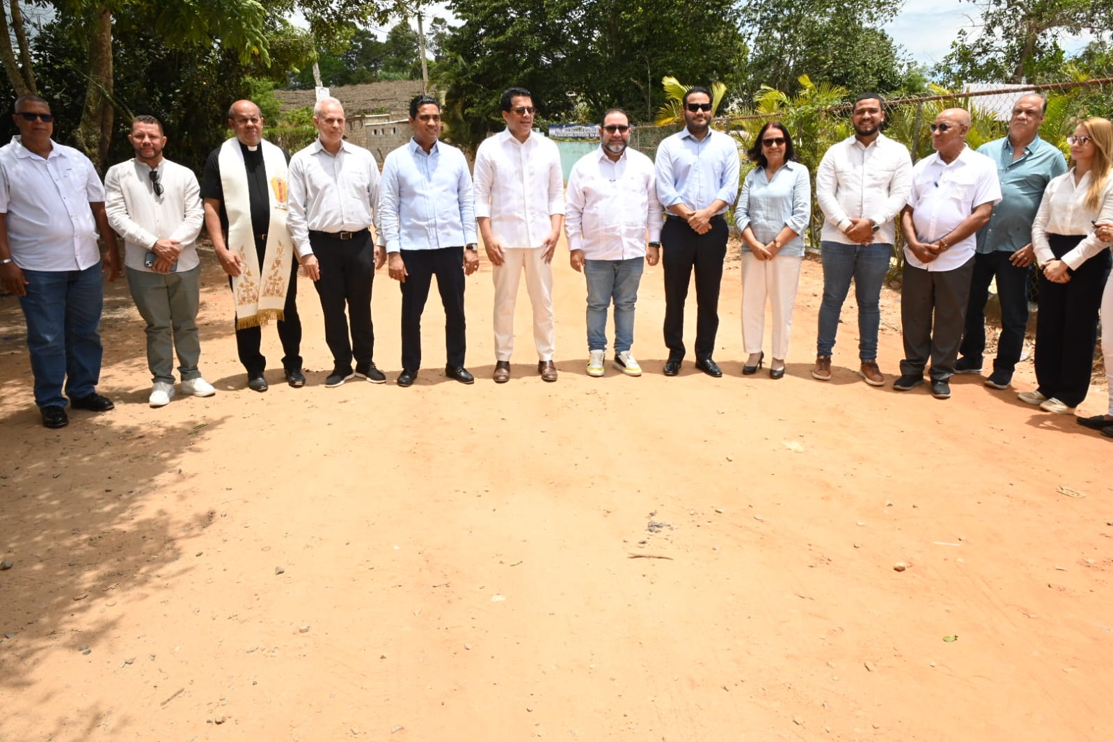 Ministro de Turismo deja iniciado reconstrucción de vía de acceso en Jumunuco, Jarabacoa