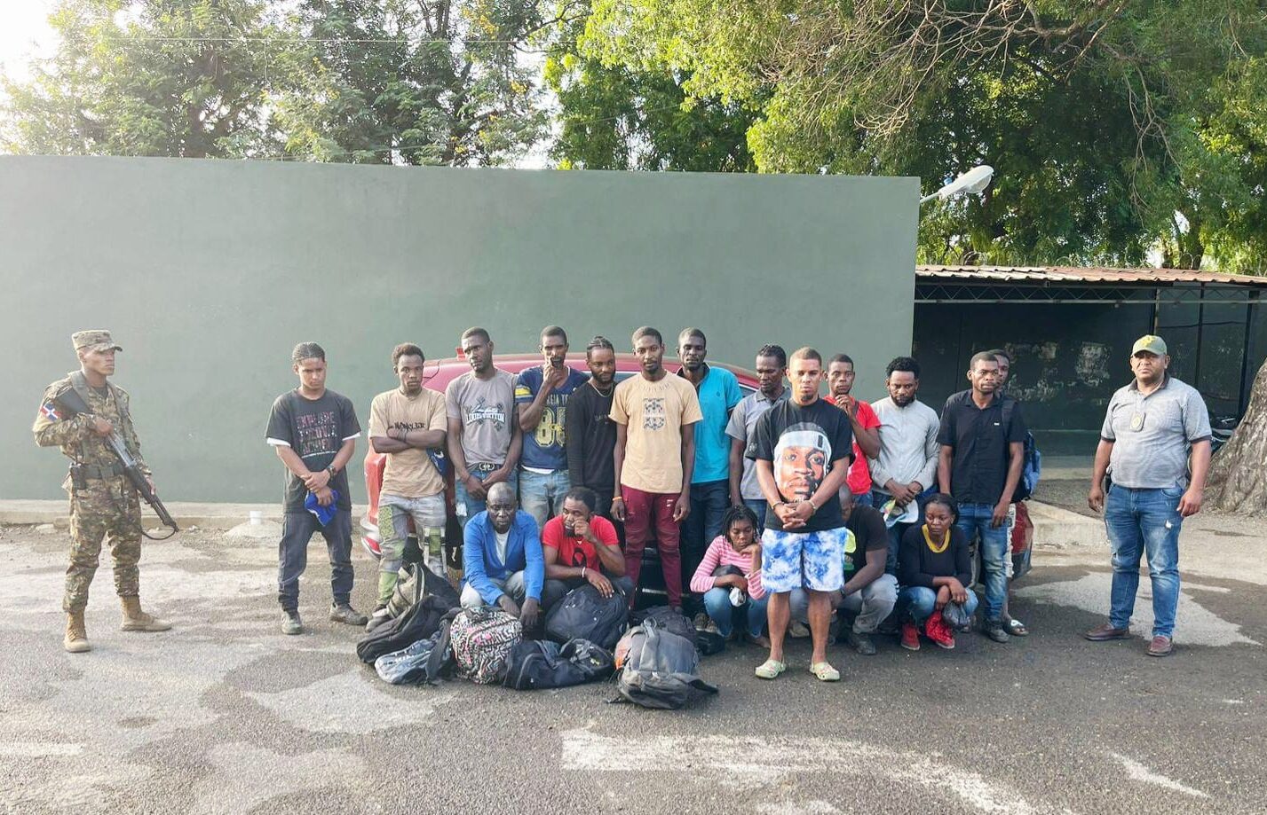Detienen conductor con 17 haitianos indocumentados en una jeepeta en Mao