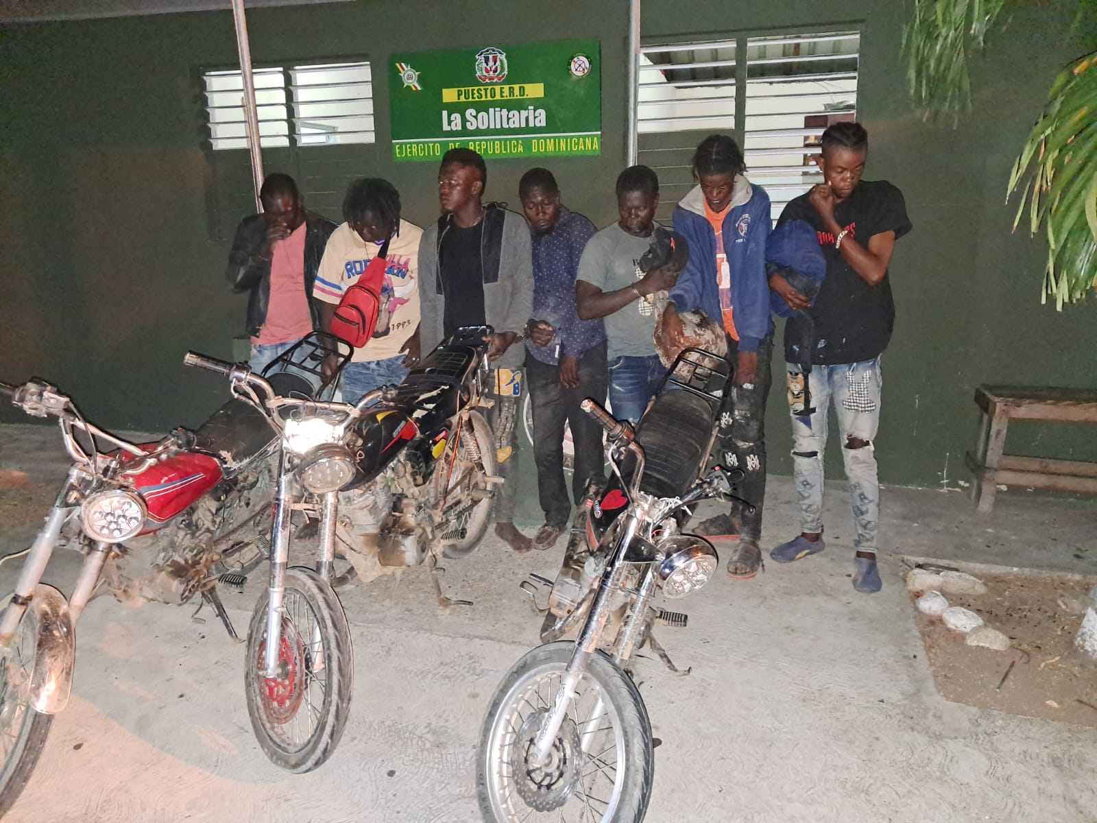 En tres motocicletas detienen a siete indocumentados en Montecristi