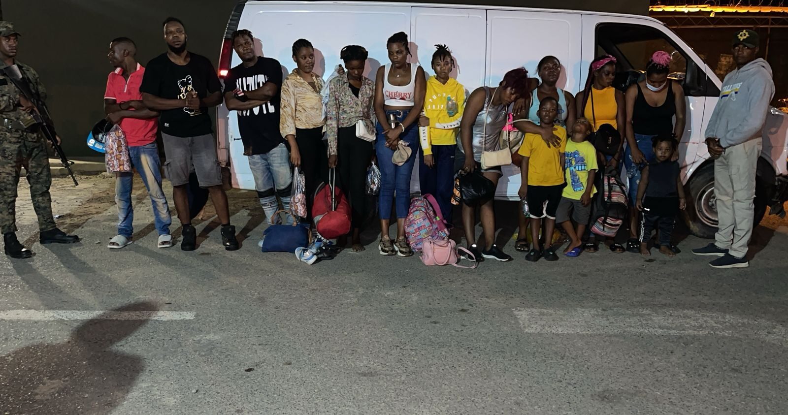 Envían conductor a la justicia por transportar a 14 indocumentados en Valverde