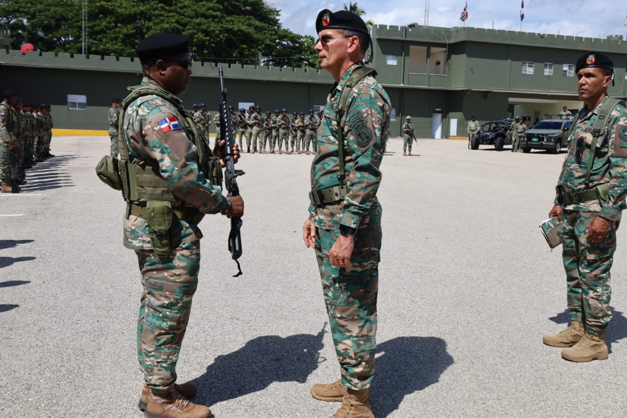 Comandante del Ejército recorre frontera con Elías Piña y garantiza control y seguridad de la zona