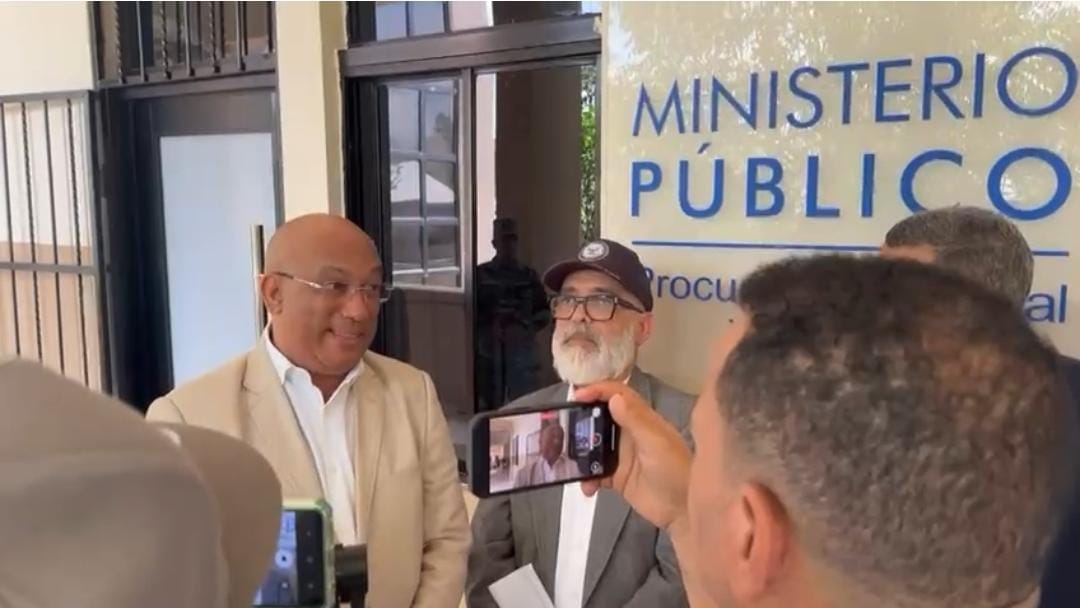 Retiran 7 querellas más y piden al Ministerio Público archivar las mismas en favor de Angel Martinez