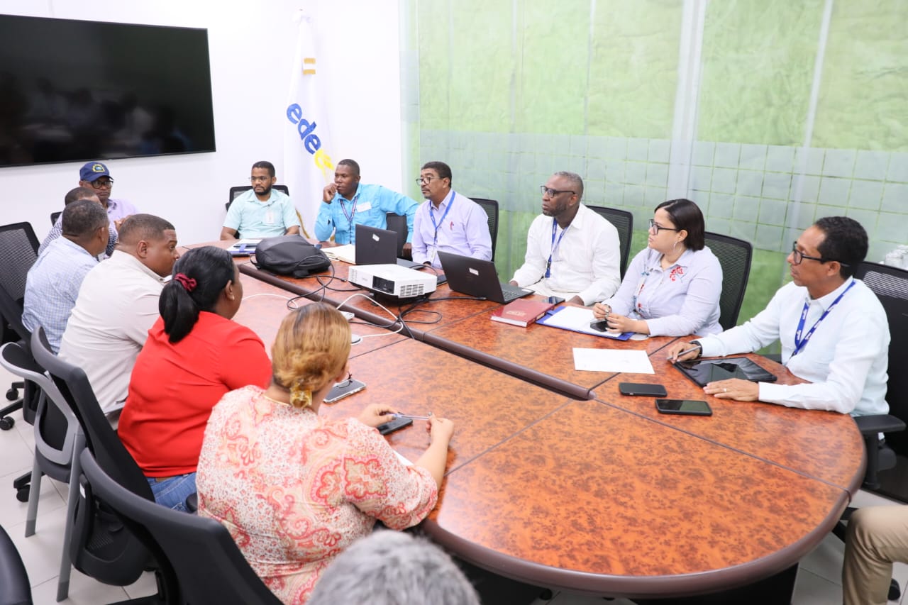 Edeeste y comunitarios de Brisas del Este acuerdan acciones para mejorar el servicio eléctrico