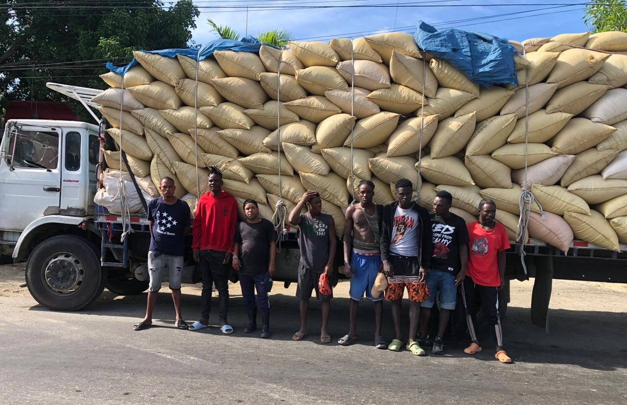 Ejército detiene camión con haitianos indocumentados ocultos entre sacos de paja de arroz en Hatillo Palma