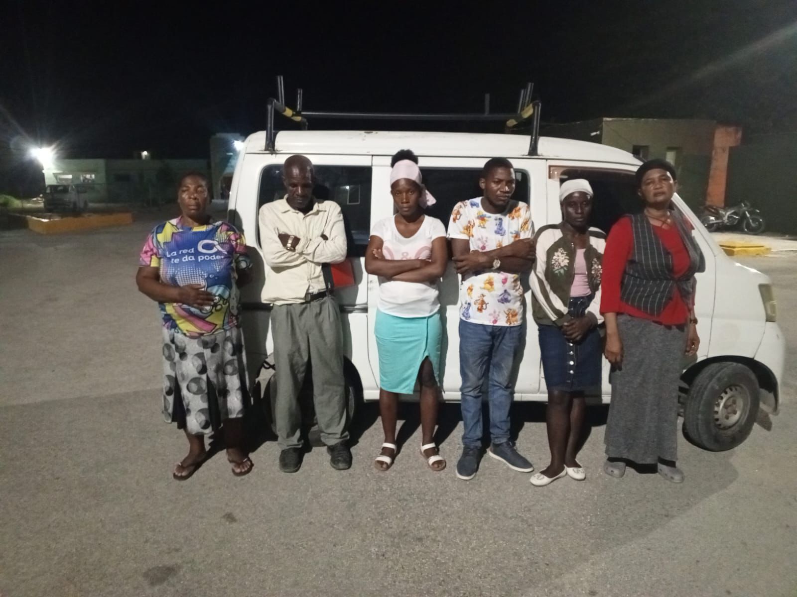 Detienen mujer transportaba a 11 haitianos indocumentados en un minibús en Bahoruco
