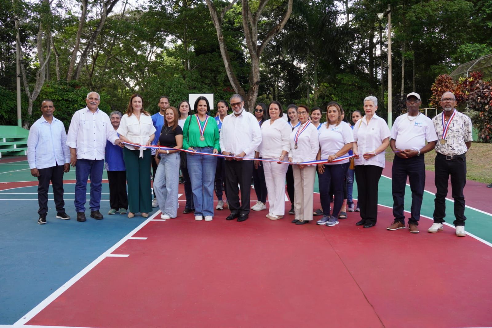 Desarrollo de la Comunidad acondiciona cancha deportiva en Salcedo