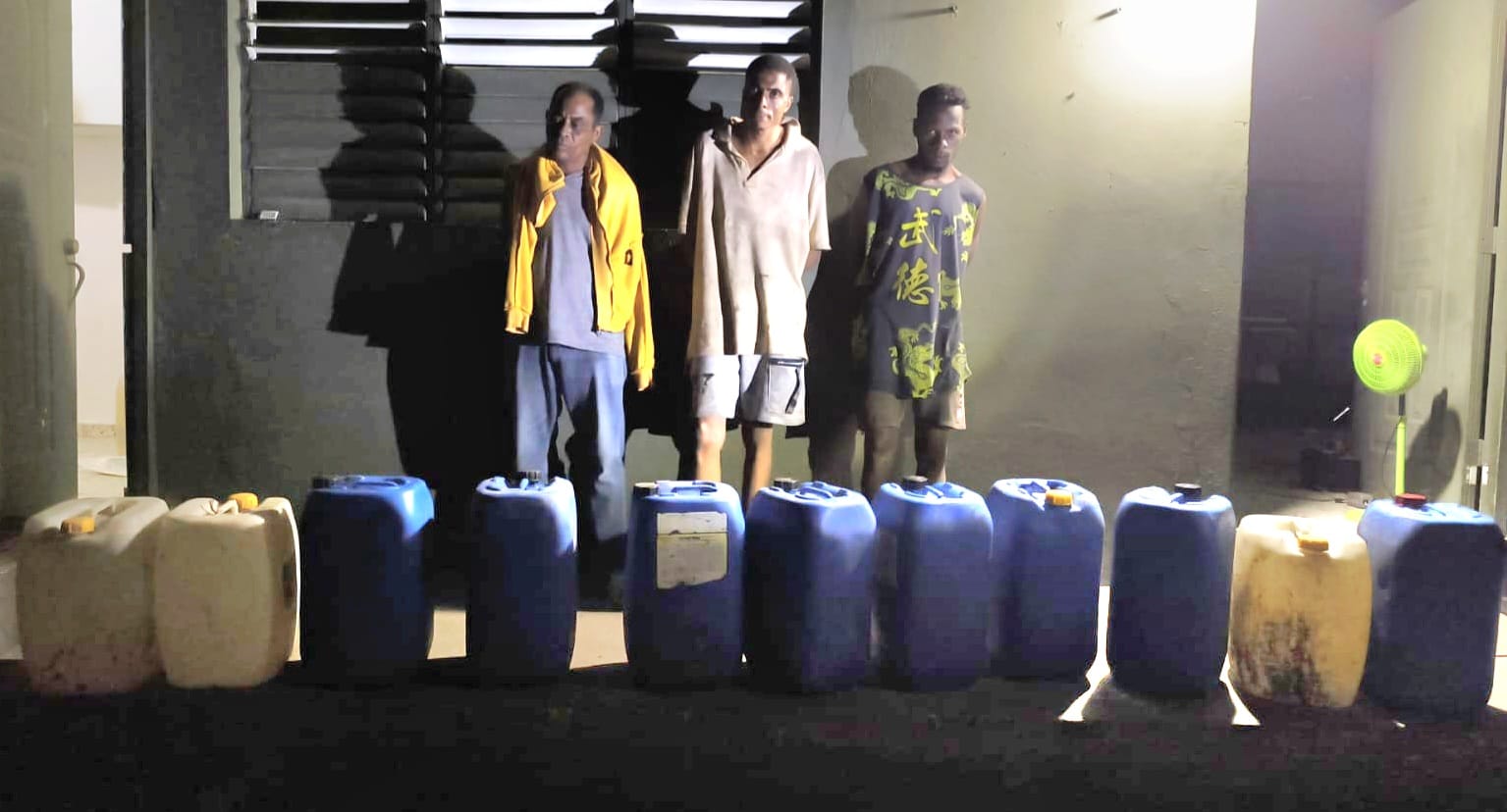 Ejército detiene a dominicano y dos haitianos con 55 galones de clerén en Dajabón