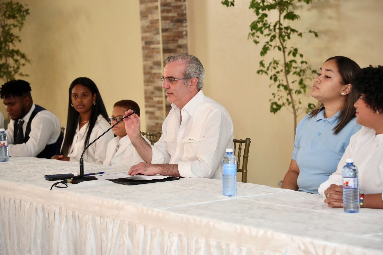 Presidente Abinader sostiene encuentro con más de 300 jóvenes de Azua para escuchar sus inquietudes y presentar oportunidades de desarrollo