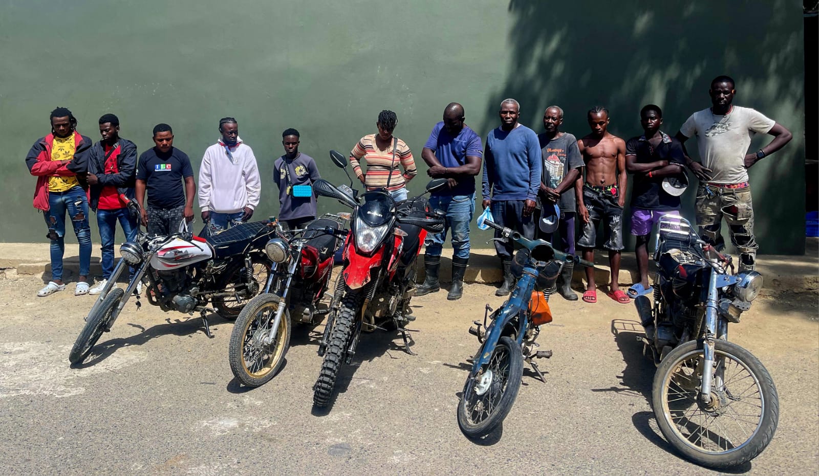 Ejército detiene 12 haitianos indocumentados en cinco motocicletas durante operativos en Montecristi
