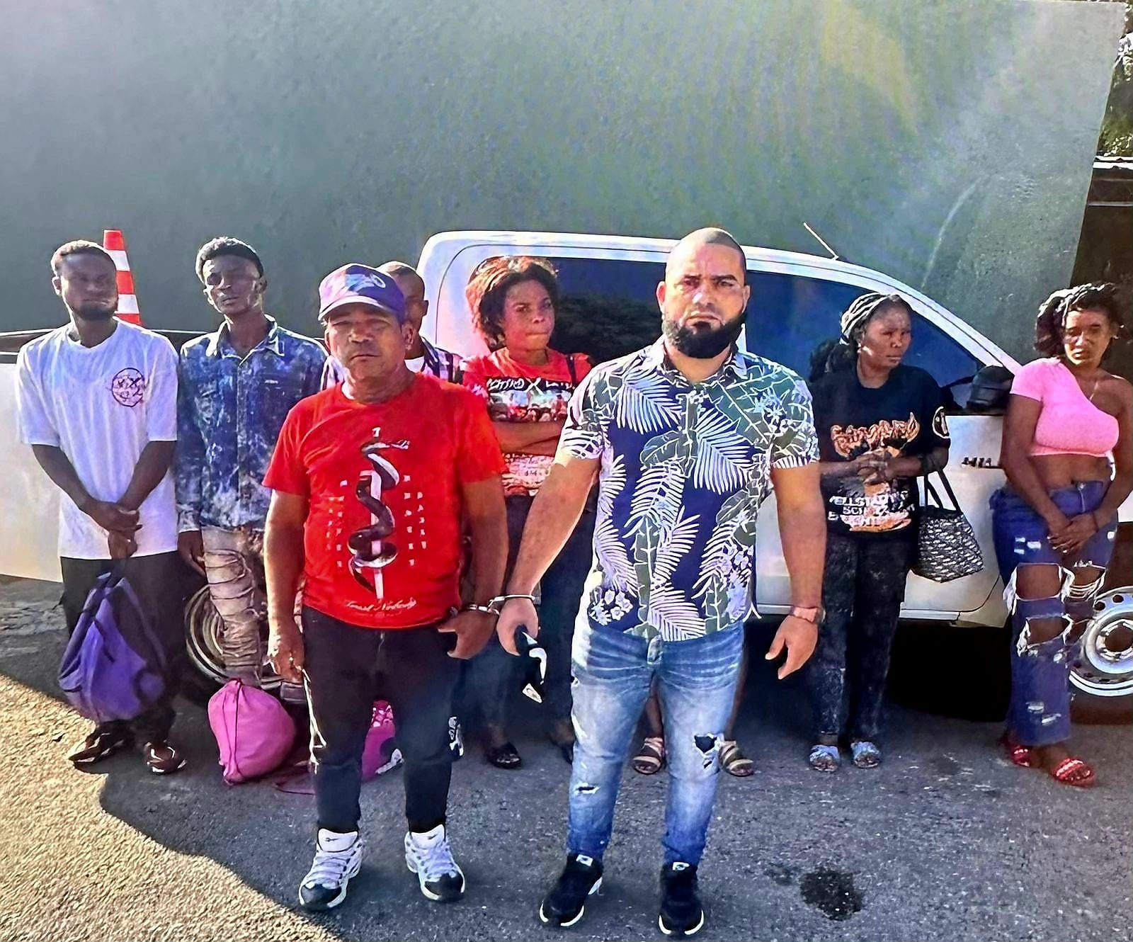 Detienen empleado público transportando indocumentados haitianos en Valverde