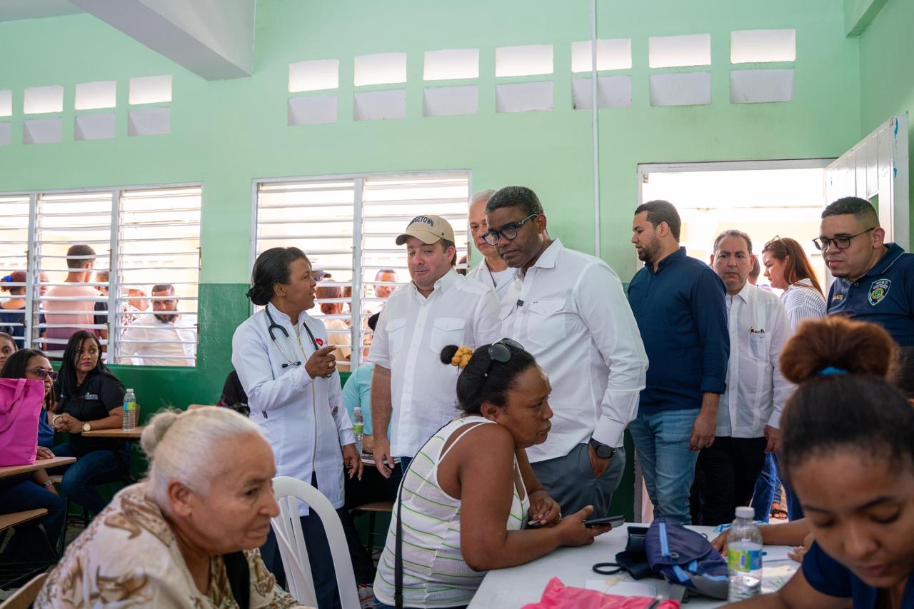 Paliza, Mario Lama y Robert Polanco refuerzan presencia del Gobierno con masiva jornada “Primero Tú” en Sosúa