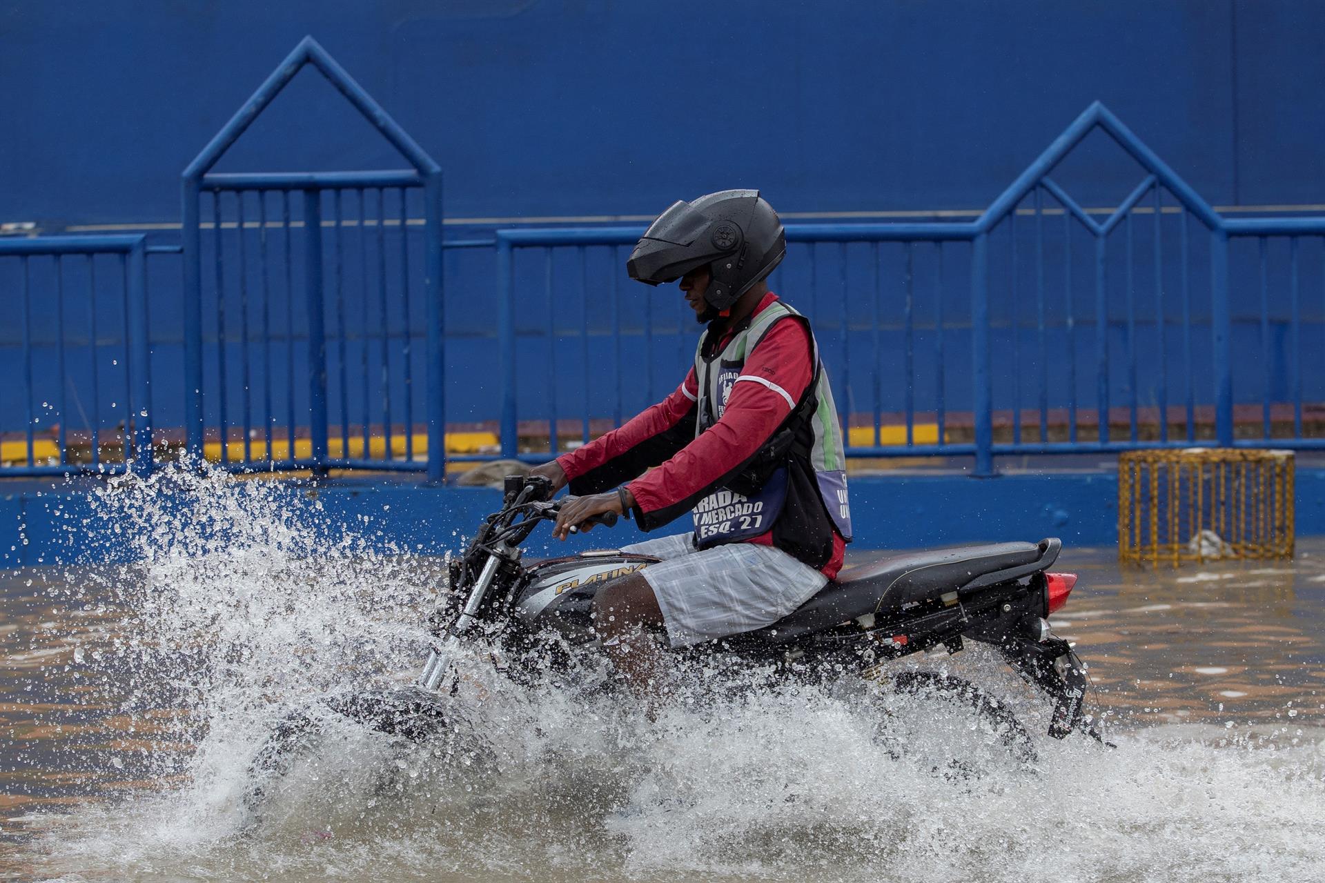 Onda tropical cruzará hoy el país con aguaceros, tormentas eléctricas y ráfagas de viento