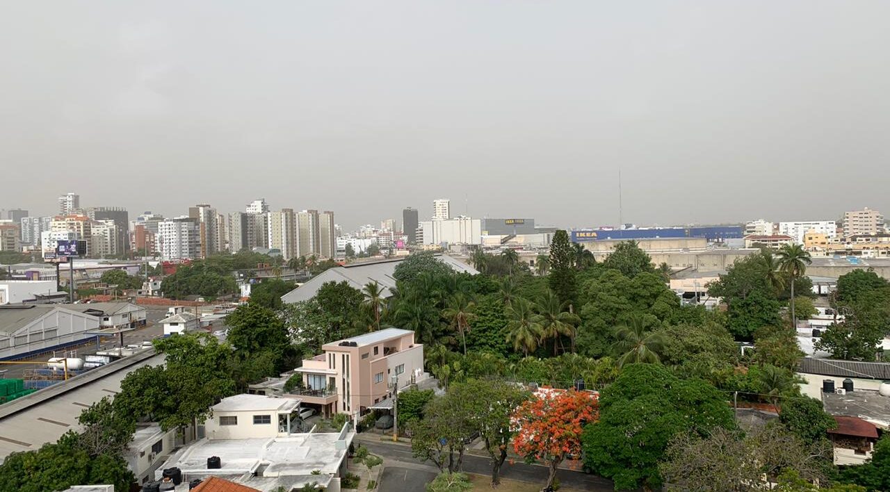 Polvo sahariano, calor intenso y aguaceros aislados en algunas zonas del país