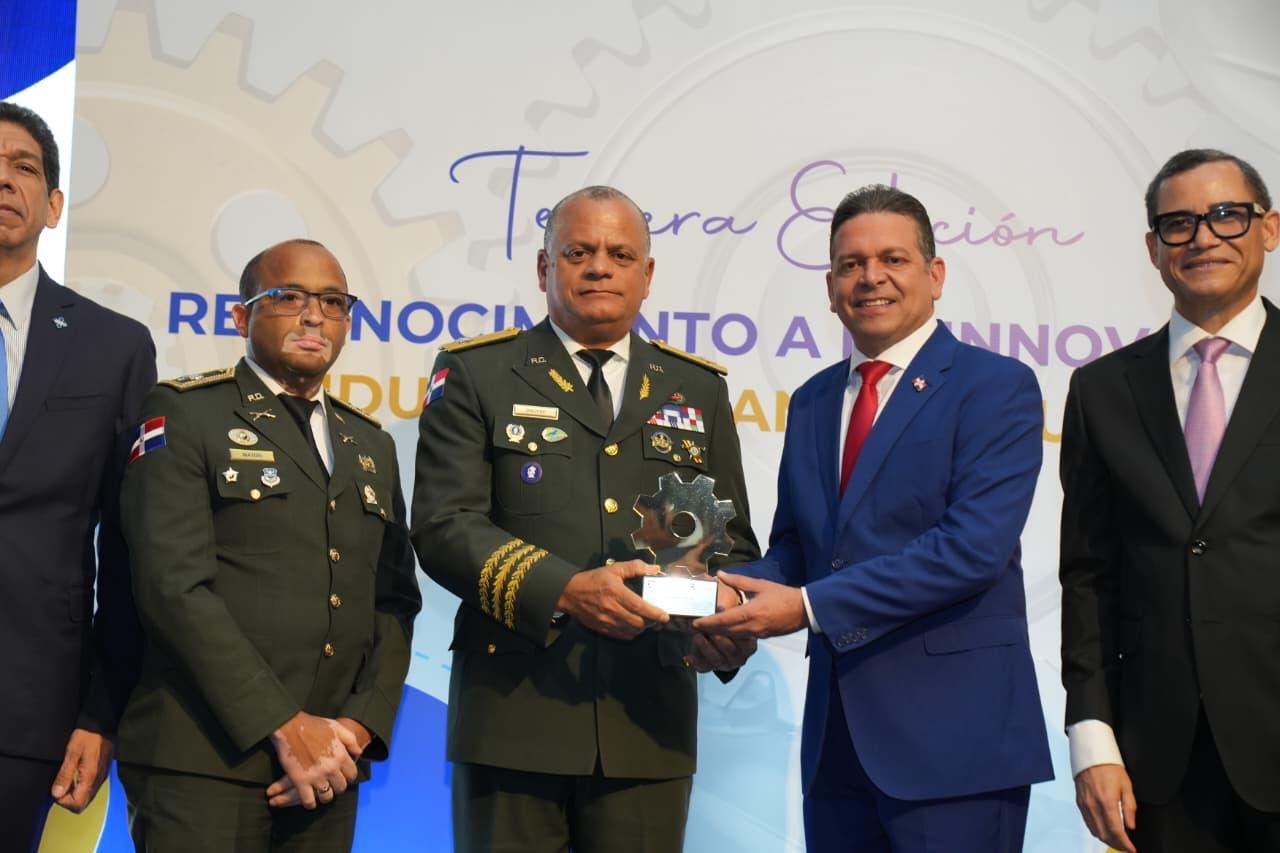 Industria Militar Dominicana recibe Reconocimiento a la Innovación Industrial Manufacturera 2025