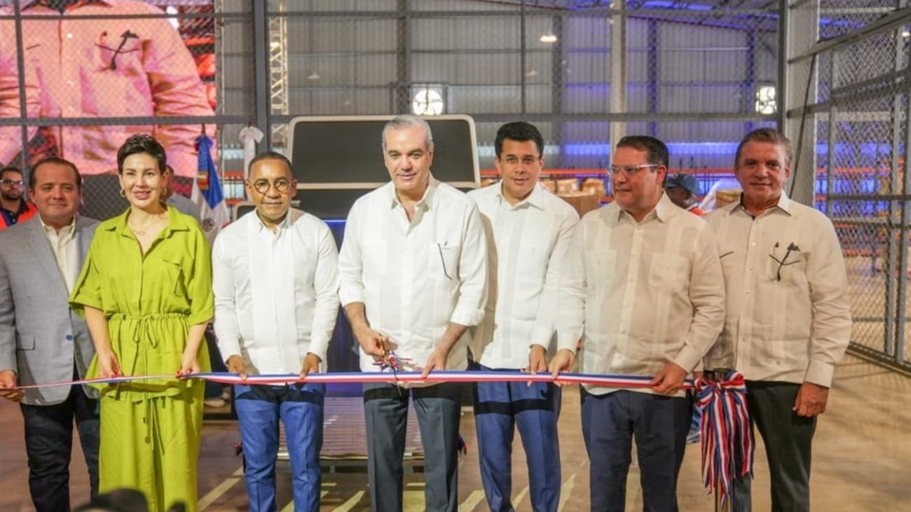 Abinader y Sanz Lovatón inauguran terminal courier en el AILA para compras por internet