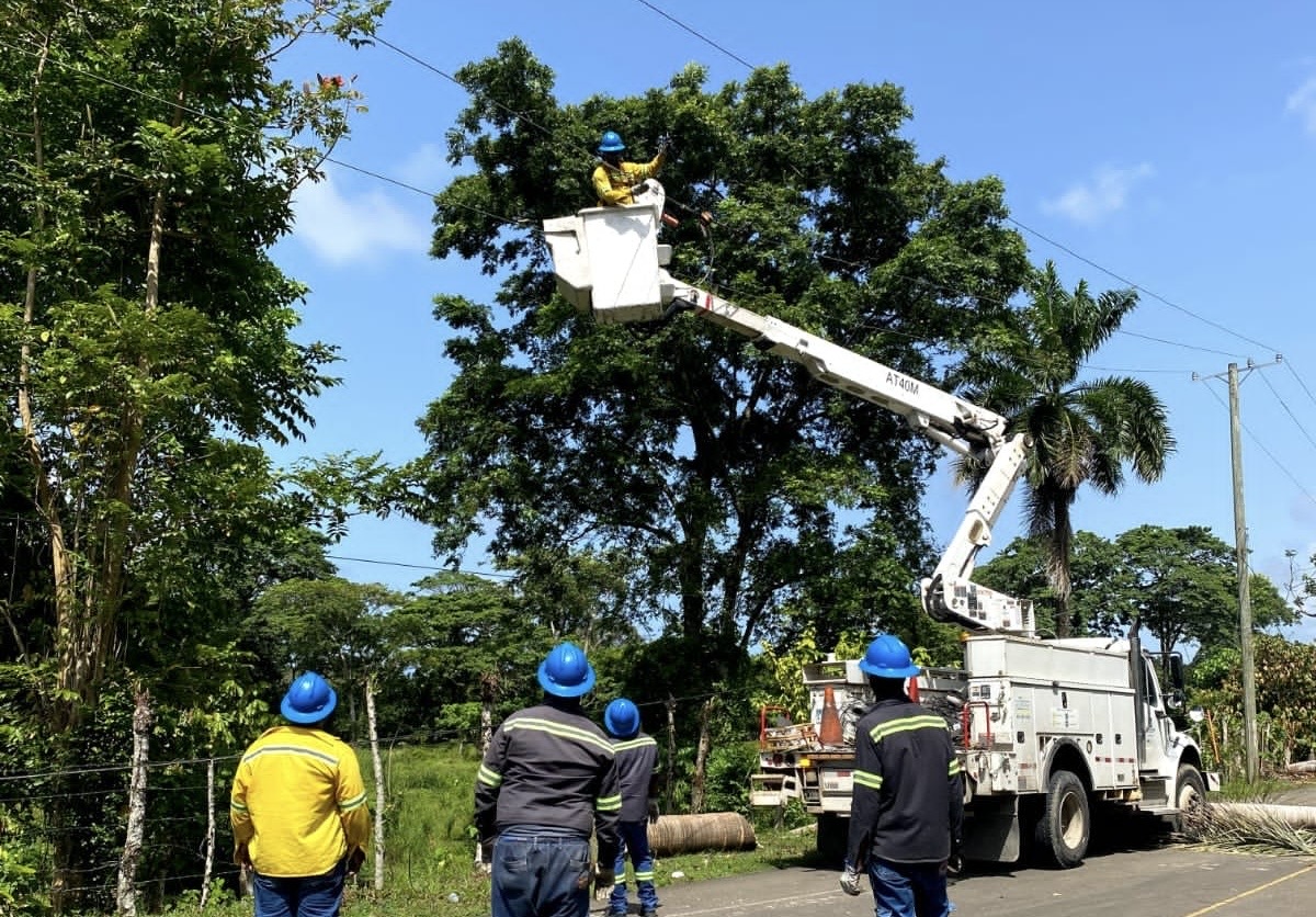 Edeeste restablece servicio eléctrico en Miches tras daños ocasionados por manifestaciones violentas