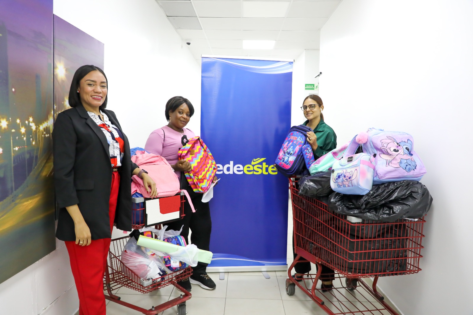 Colaboradores de Edeeste apadrinan niños de escasos recursos con entrega de útiles escolares